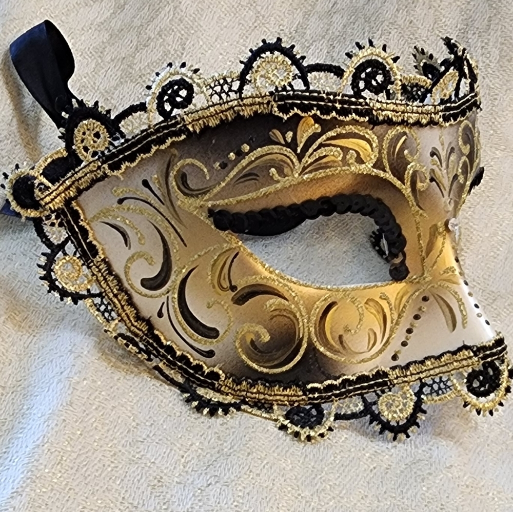 MASQUERADE MASK - Picture 2 of 5
